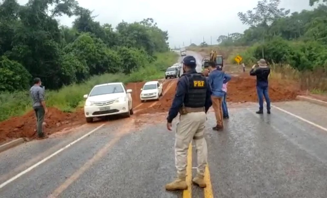 Após serviço provisório, passagem de veículos leves é liberada na BR-317 